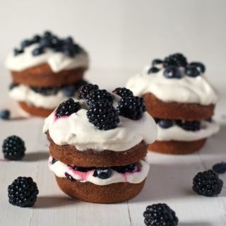 Blackberry mini cakes with fresh whipped cream