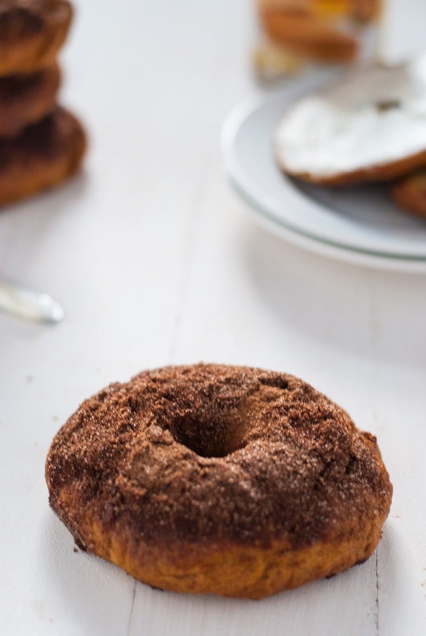 Pumpkin bagels recipe with ginger cinnamon sugar | @cookiedesire