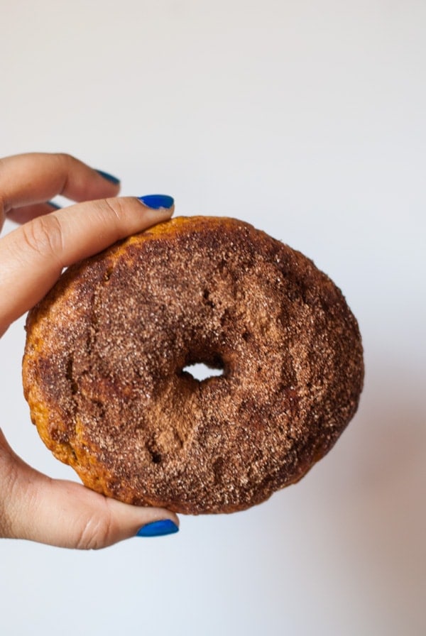 Pumpkin bagels recipe with ginger cinnamon sugar | @cookiedesire