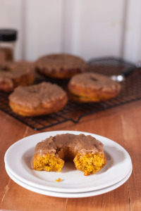 A delicious seasonal Pumpkin Donuts with Pumpkin Spice Caramel Glaze |@cookiedesire
