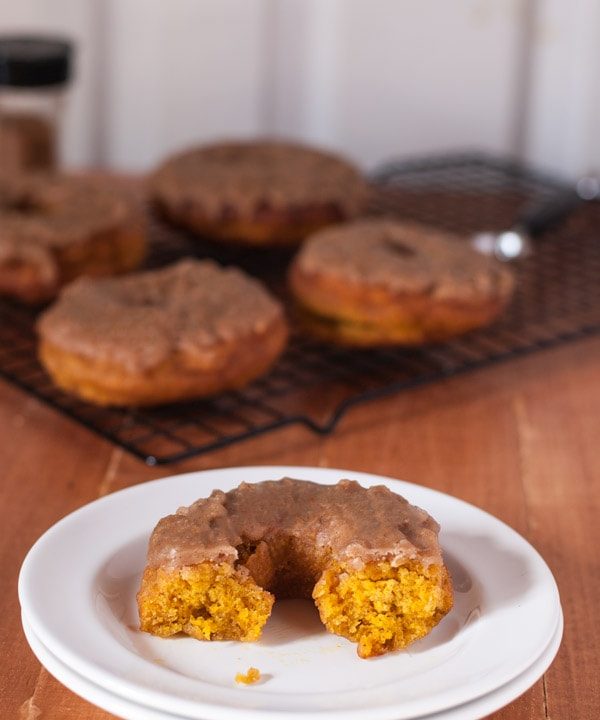 A delicious seasonal Pumpkin Donuts with Pumpkin Spice Caramel Glaze |@cookiedesire