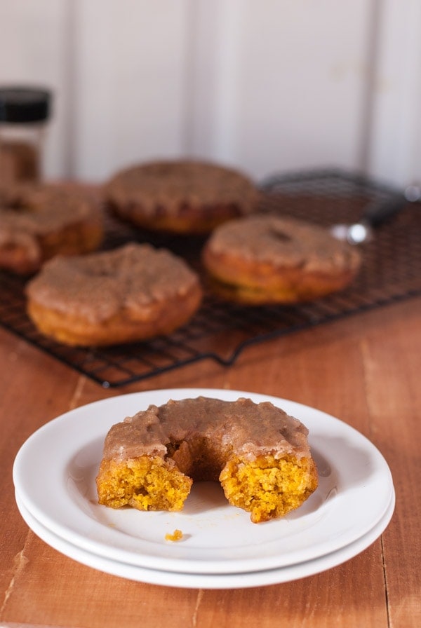 A delicious seasonal Pumpkin Donuts with Pumpkin Spice Caramel Glaze |@cookiedesire #pumpkin #donuts 