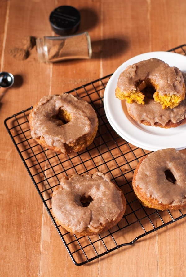 A delicious seasonal Pumpkin Donuts with Pumpkin Spice Caramel Glaze |@cookiedesire #pumpkin #donuts 