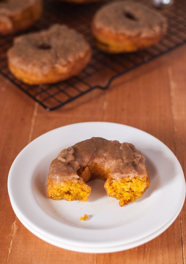 A delicious seasonal Pumpkin Donuts with Pumpkin Spice Caramel Glaze |@cookiedesire #pumpkin #donuts 
