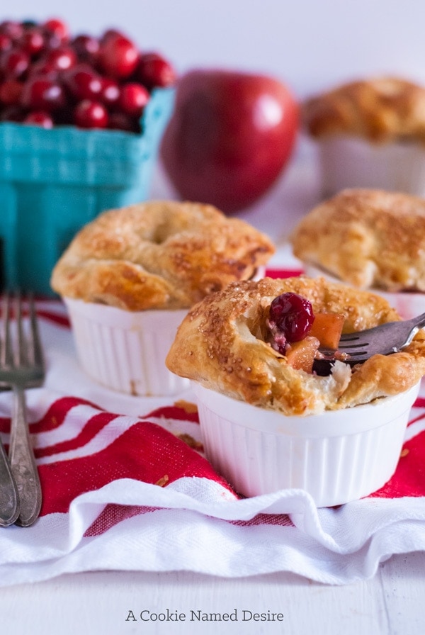 cranberry apple pot pie - a delicious and insanely easy dessert perfect for your Thanksgiving table