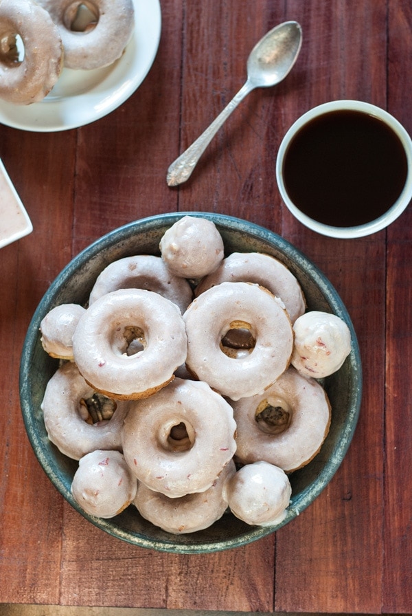 These baked plum spice doughnuts are seriously to die for! Not to mention perfect for the holidays. 