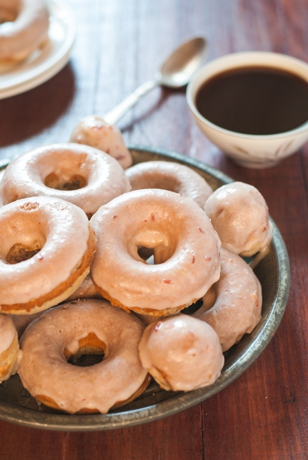 These baked plum spice doughnuts are seriously to die for! Not to mention perfect for the holidays. 