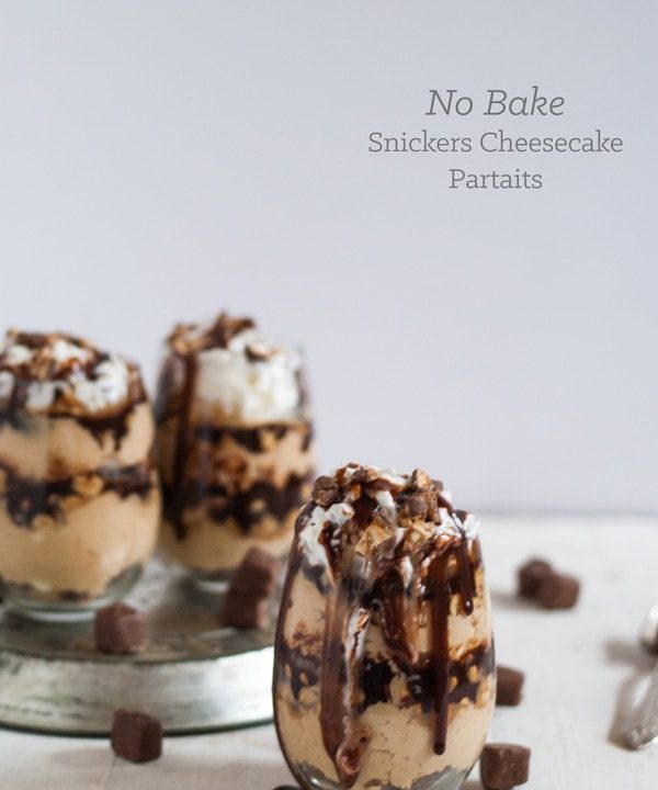 These no-bake snickers cheesecake parfaits are such a good idea right now!