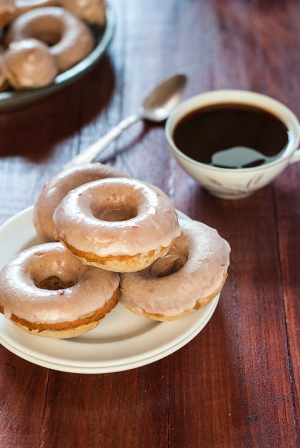 These baked plum spice doughnuts are seriously to die for! Not to mention perfect for the holidays. 