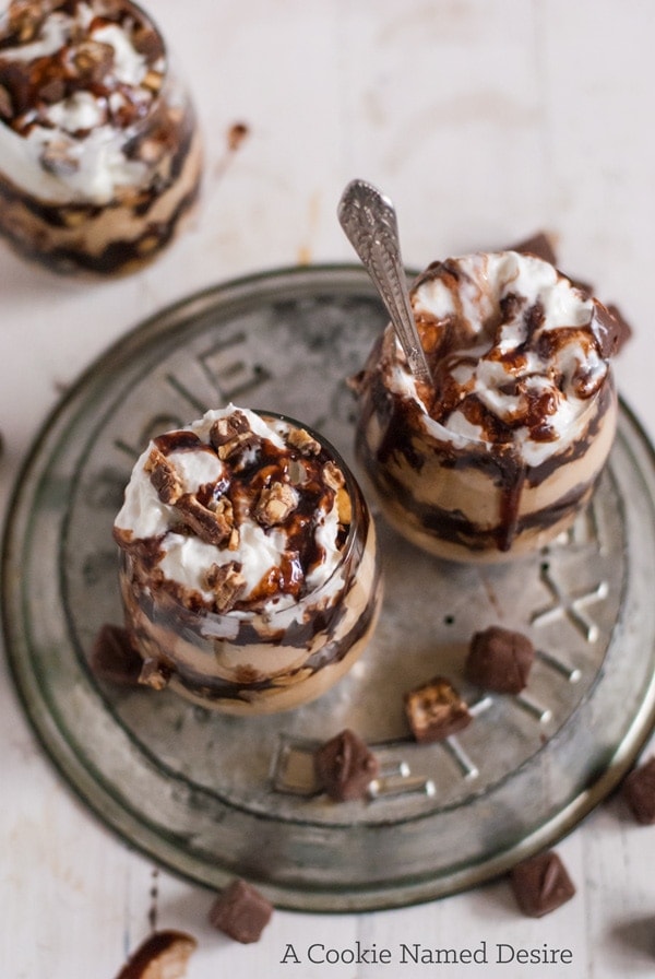 These no-bake snickers cheesecake parfaits are such a good idea right now!