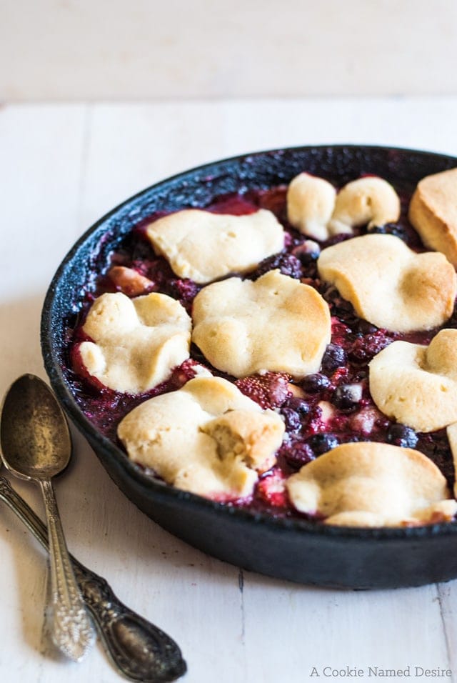 summber berry cobbler with sugar cookie crust