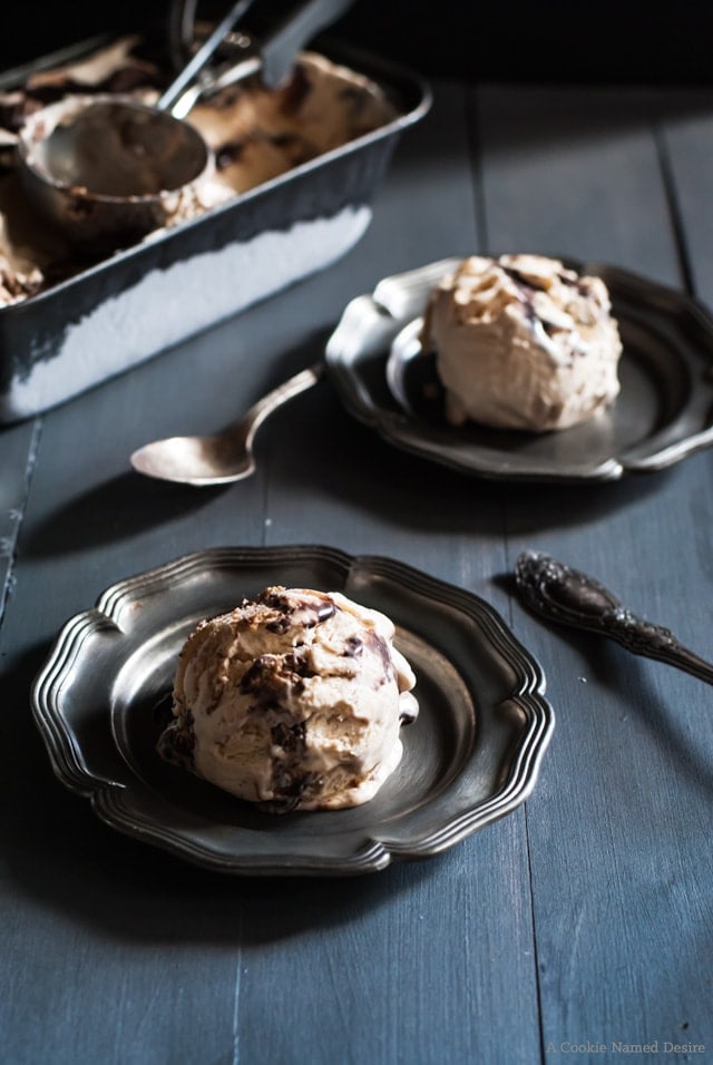 no-churn peanut butter ice cream with fudge swirl and peanut butter cups