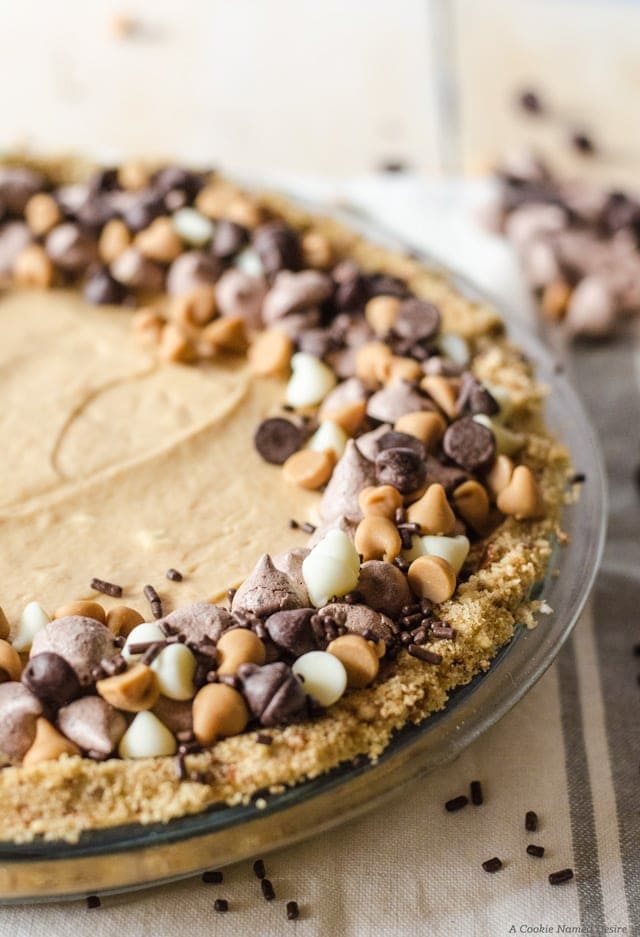 Showstopping no-bake peanut butter pie with pretzel crust. Everyone will fall in love with this dessert!
