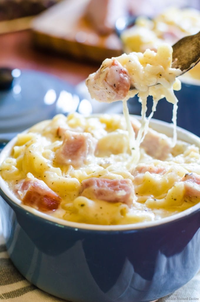 Spicy macaroni and cheese with smokehouse ham