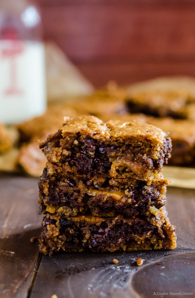 This chocolate chunk caramel pumpkin spice blondies are full of gooey chocolate and pockets of melted caramel. 