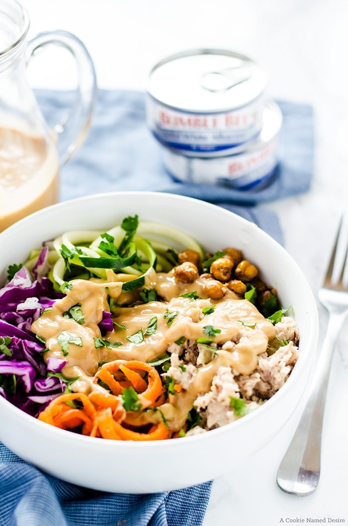 Healthy Thai tuna power bowl - the perfect healthy lunch recipe you can prep on the weekend and eat all during the work week! 