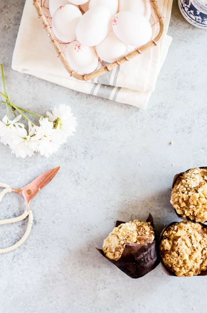 Light and fluffy carrot cake muffin with crumb topping recipe. The perfect spring breakfast. 