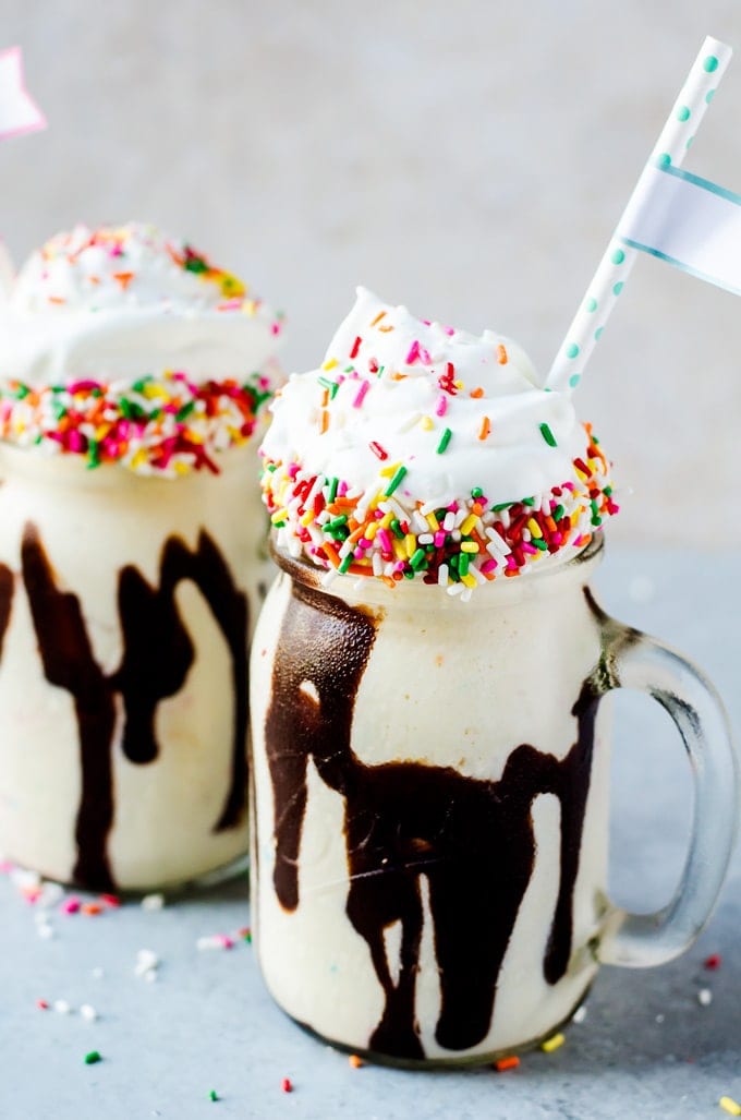 der er ikke noget bedre end en kage dej milkshake og foregiver, at hver dag er din fødselsdag. Denne lækre shake er kun tre ingredienser! 