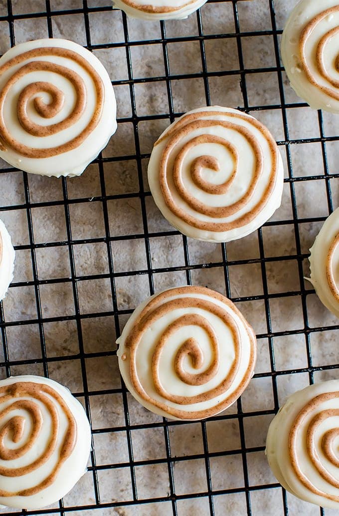 These cinnamon roll white chocolate covered Oreos are the best (and easiest!) thing you will ever make this week!