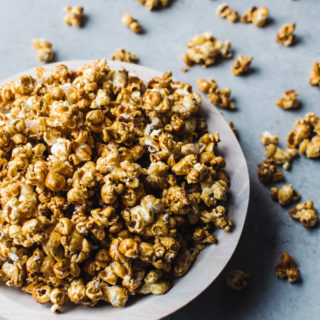 Your new favorite fall and winter snack: hot toddy caramel popcorn. Perfect with a hot mug of hot toddy!
