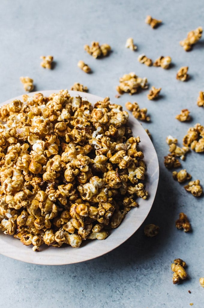 Your new favorite fall and winter snack: hot toddy caramel popcorn. Perfect with a hot mug of hot toddy!