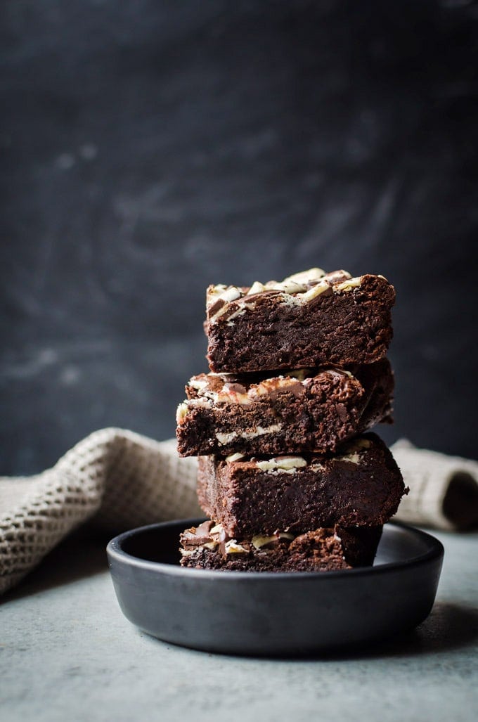 peppermint bark btownies with oreos