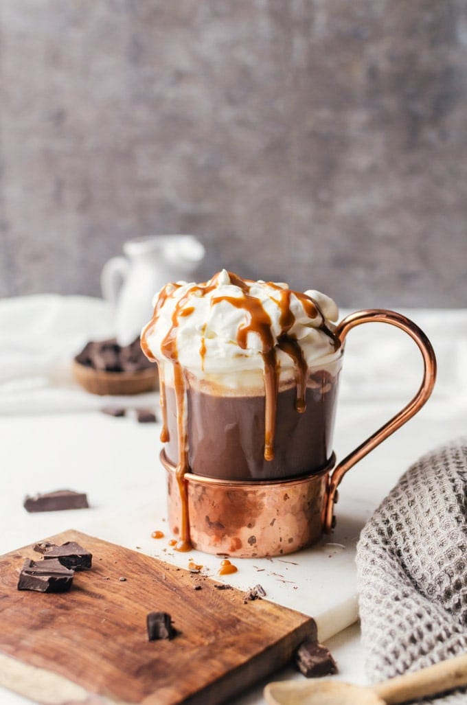 Non c'è niente come la cioccolata calda al bourbon con panna montata e caramello salato