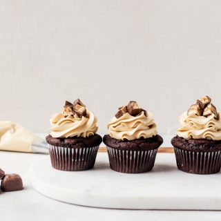 Moist, rich chocolate cupcake, caramel peanut filling, caramel frosting... everything you need to make unforgettable snickers cupcakes