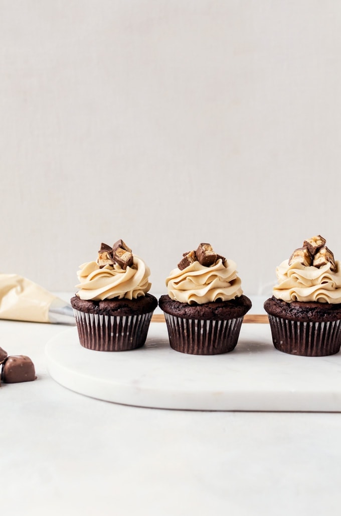 Moist, rich chocolate cupcake, caramel peanut filling, caramel frosting... everything you need to make unforgettable snickers cupcakes