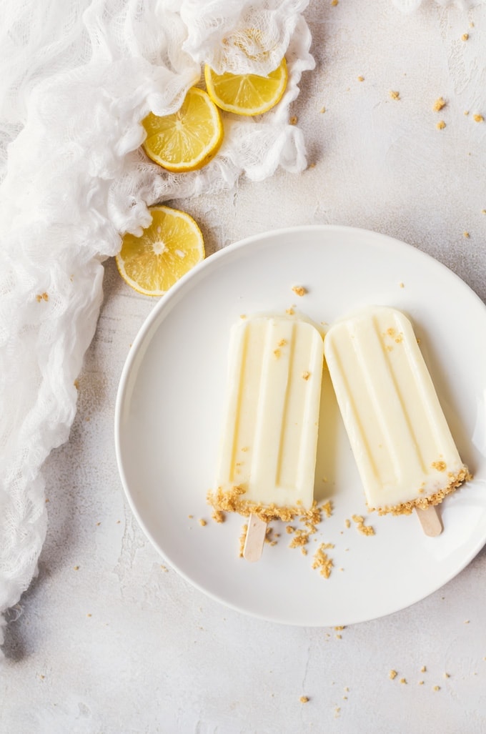 Enjoy the summer with lemon meringue popsicles. They taste just like your favorite pie and are so easy to make! 