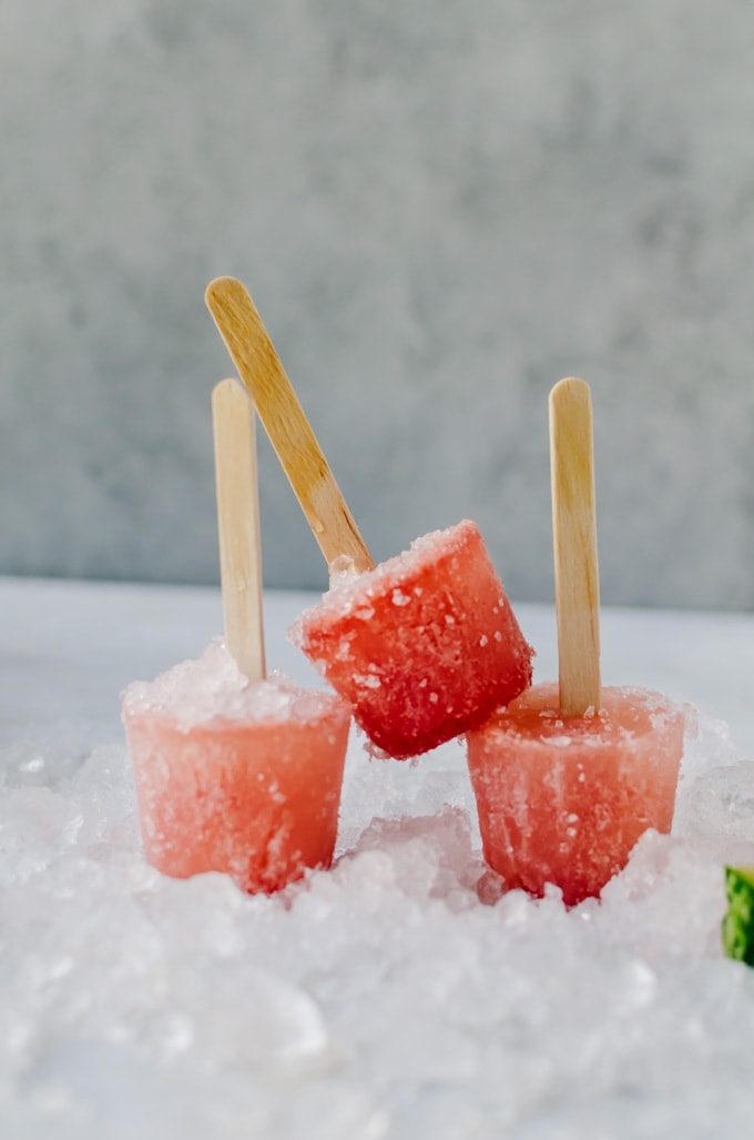 Get cool with these refreshing watermelon mojito popsicles... perfect for barbecues or girls' night in