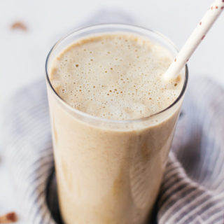 This apple pie smoothie recipe tastes just like your favorite apple pie minus the guilt