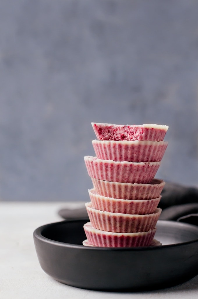 Guilt free candy time with these keto-friendly white chocolate raspberry cups! #keto #raspberry #whitechocolate