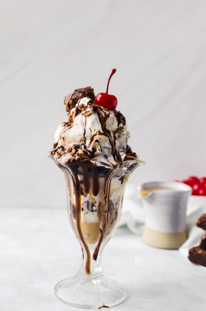 hot fudge brownie sundae