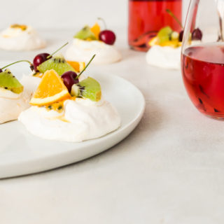 Cute and tasty mini pavlova perfect for your summer desserts