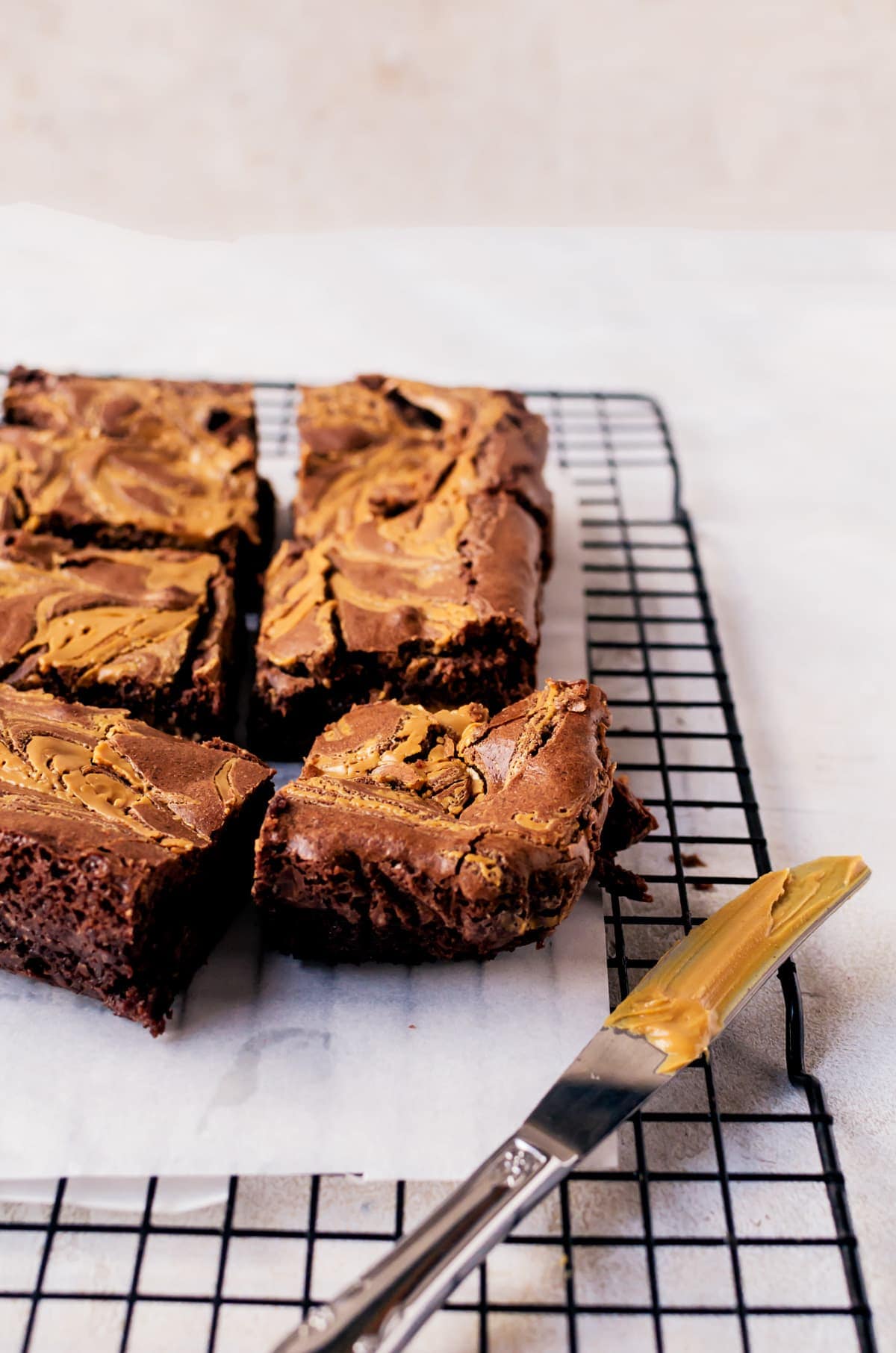  brownies slice close up on wire rack