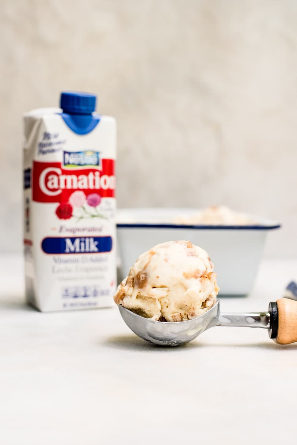 Kugel Churro-Eis auf hölzerner Eiskugel, Nahaufnahme