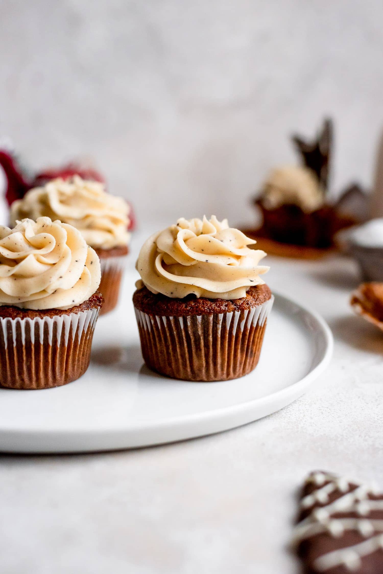 https://cookienameddesire.com/wp-content/uploads/2020/12/gingerbread-cupcakes-3.jpg